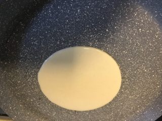 10、无需打发，无需泡打粉的松饼,取一个平底锅，小火把锅烧热，舀一勺面糊上去。