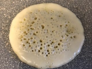 11、无需打发，无需泡打粉的松饼,当面糊出现大气泡时，翻面。