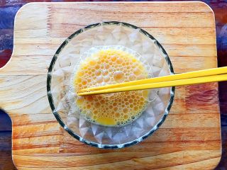 1、芝士火腿鸡蛋汤泡饭,鸡蛋加一点点料酒，打散，备用！