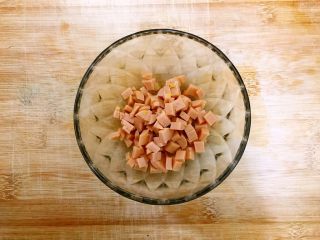 3、芝士火腿鸡蛋汤泡饭,切好了，备用！