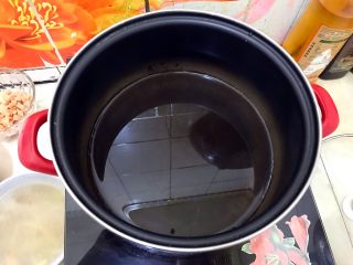 4、芝士火腿鸡蛋汤泡饭,锅内煮一点水！