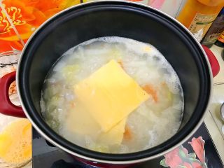8、芝士火腿鸡蛋汤泡饭,加入芝士片！