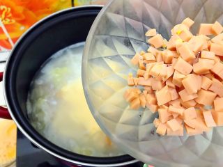 9、芝士火腿鸡蛋汤泡饭,再加入火腿丁！