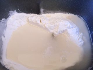 1、蒸饼,面粉、水和盐放入面包机中揉面30分钟