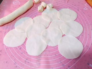 4、蒸饼,擀成剂子皮大小