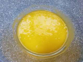 3、原味戚风蛋糕(6寸),蛋清先放在一边，用手动打蛋器把蛋黄搅打均匀。