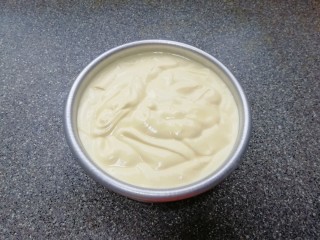 15、原味戚风蛋糕(6寸),将混合好的蛋糕糊从模具的中间开始倒入模具里面，从高处垂直摔几下震出大气泡。