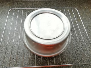 18、原味戚风蛋糕(6寸), 时间到，从烤箱里取出模具(注意烫手)，垂直摔一下震出热气，倒扣在晾网上。