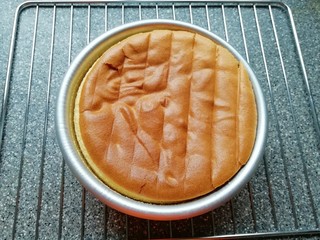 19、原味戚风蛋糕(6寸),凉透之后反过来脱模。