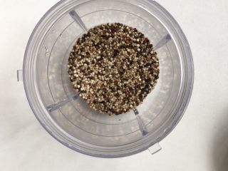 2、藜麦黑米糕,藜麦黑米提前洗净晾干