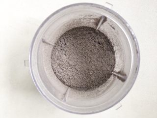 3、藜麦黑米糕,料理机打成粉末