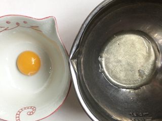 4、藜麦黑米糕,分离蛋黄蛋清至无油无水的干净容器，蛋清可以放入冰箱冷冻一会儿有助于打发