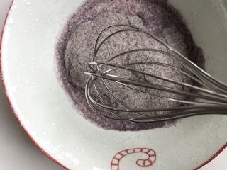 5、藜麦黑米糕,加入牛奶、黑米藜麦粉