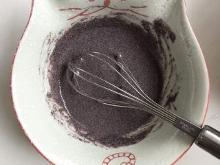 6、藜麦黑米糕,用蛋抽搅拌混合均匀混合