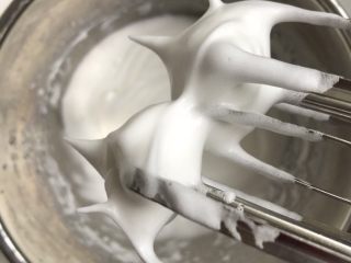 7、藜麦黑米糕,取出略结冰渣的蛋清，可以滴入两滴柠檬汁，用电动打蛋器中高速打发至提起打蛋器蛋清竖起尖尖角。