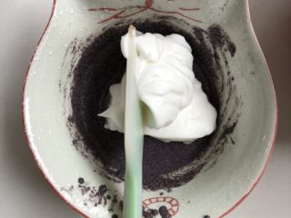 8、藜麦黑米糕,取1/3蛋白霜放入蛋黄米糊中，上下翻拌均匀