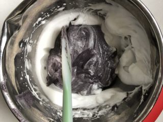 9、藜麦黑米糕,拌好后全部倒入剩下蛋白霜中上下翻拌均匀