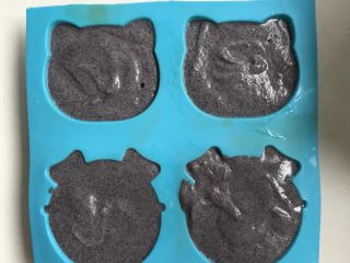 11、藜麦黑米糕,此时将蒸锅提前烧上。将第10步拌好的米糊倒入内壁均匀抹油的模具中并轻震几下震出大气泡