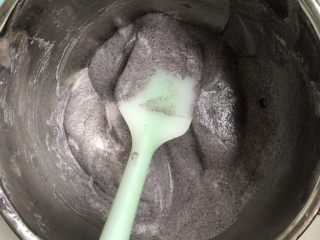 10、藜麦黑米糕,拌好的糊如图细腻有光泽