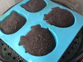 12、藜麦黑米糕,蒸锅水开后放入蒸锅中大火蒸10分钟，关火焖2分钟