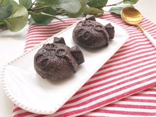 13、藜麦黑米糕,取出冷却后可轻扯模具四周使米糕边缘脱离模具后顶出