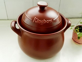 1、坤博砂锅烤紫薯,准备好砂锅和洗净的紫薯。