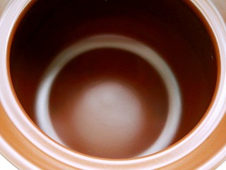 2、坤博砂锅烤紫薯,把砂锅用棉布擦一下浮尘（不要沾水）。