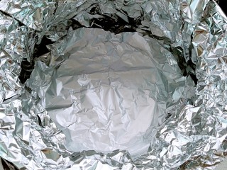 6、坤博砂锅烤紫薯,烤架上放锡纸。