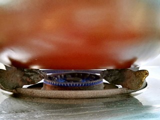 9、坤博砂锅烤紫薯,大火烤。