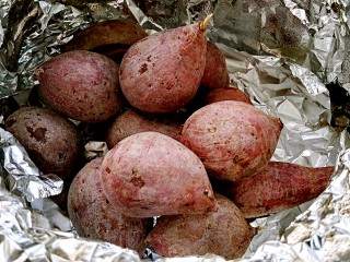 11、坤博砂锅烤紫薯,然后再中火30分钟熄火，利用余热焖（具体时间根据紫薯的大小和火力的大小不同灵活选择）。（不要开盖，充分利用砂锅锅体储存的热能焖紫薯。这次估计火调的小，紫薯没有焦，但是筷子一捅也熟了，喜欢吃带焦的可以调大火或者多烤会。）