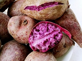 13、坤博砂锅烤紫薯,健康、美味的烤紫薯出锅。经过烘烤的紫薯味道比蒸的更甜，且有一股浓郁的香味，拍照间隙我就吃了两个，连不爱吃紫薯的老公也吃两个，连说太好吃了。