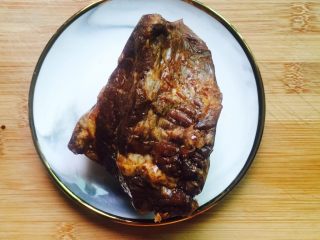 1、黯然销魂洋葱黑胡椒汁牛肉炒饭,卤牛肉（取1/3）