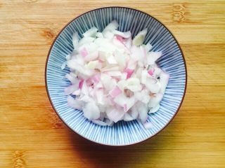 3、黯然销魂洋葱黑胡椒汁牛肉炒饭,洋葱去掉外衣清洗一下切丁