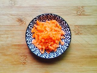 5、黯然销魂洋葱黑胡椒汁牛肉炒饭,胡萝卜洗净削皮切丁