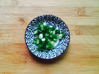 6、黯然销魂洋葱黑胡椒汁牛肉炒饭,香葱洗净切圈