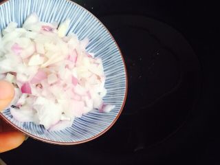 8、黯然销魂洋葱黑胡椒汁牛肉炒饭,倒入洋葱丁