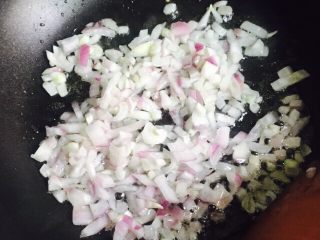 9、黯然销魂洋葱黑胡椒汁牛肉炒饭,小火煸炒出香味