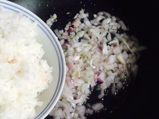 10、黯然销魂洋葱黑胡椒汁牛肉炒饭,倒入米饭