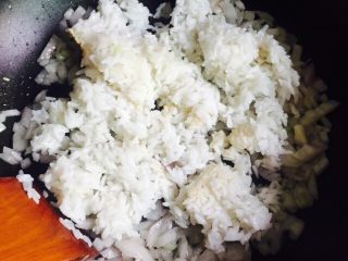 11、黯然销魂洋葱黑胡椒汁牛肉炒饭,中火翻炒均匀