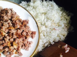 12、黯然销魂洋葱黑胡椒汁牛肉炒饭,倒入牛肉丁