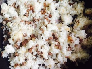 13、黯然销魂洋葱黑胡椒汁牛肉炒饭,翻炒均匀