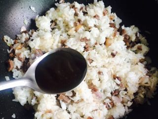 15、黯然销魂洋葱黑胡椒汁牛肉炒饭,两勺黑胡椒汁大火翻炒均匀