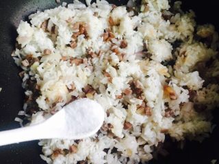 16、黯然销魂洋葱黑胡椒汁牛肉炒饭,适量的盐1/2小茶匙即可