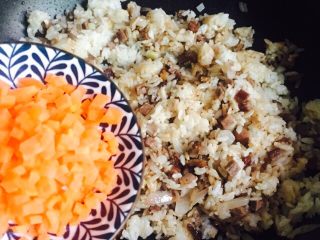 17、黯然销魂洋葱黑胡椒汁牛肉炒饭,倒入胡萝卜丁翻炒片刻