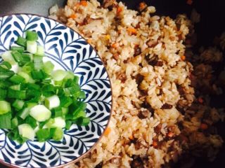 18、黯然销魂洋葱黑胡椒汁牛肉炒饭,撒葱花翻炒均匀