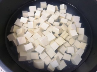 2、香菇肉末豆腐,锅内放水,豆腐块凉水入锅,加入少许盐。