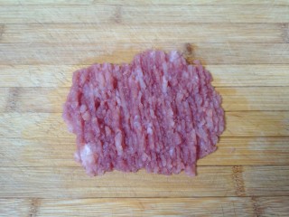 5、香菇肉末豆腐,瘦肉剁碎。