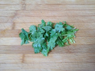 7、香菇肉末豆腐,香菜洗干净切碎。