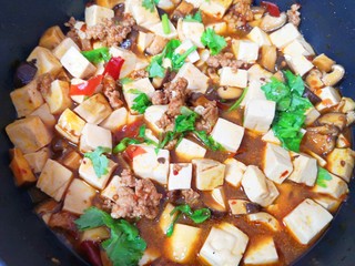 16、香菇肉末豆腐,利用锅的余温翻炒均匀。