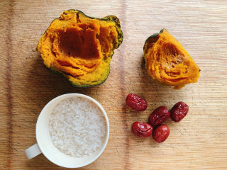 1、红枣南瓜粥,食材如图，所示示意。贝贝南瓜、红枣、大米。